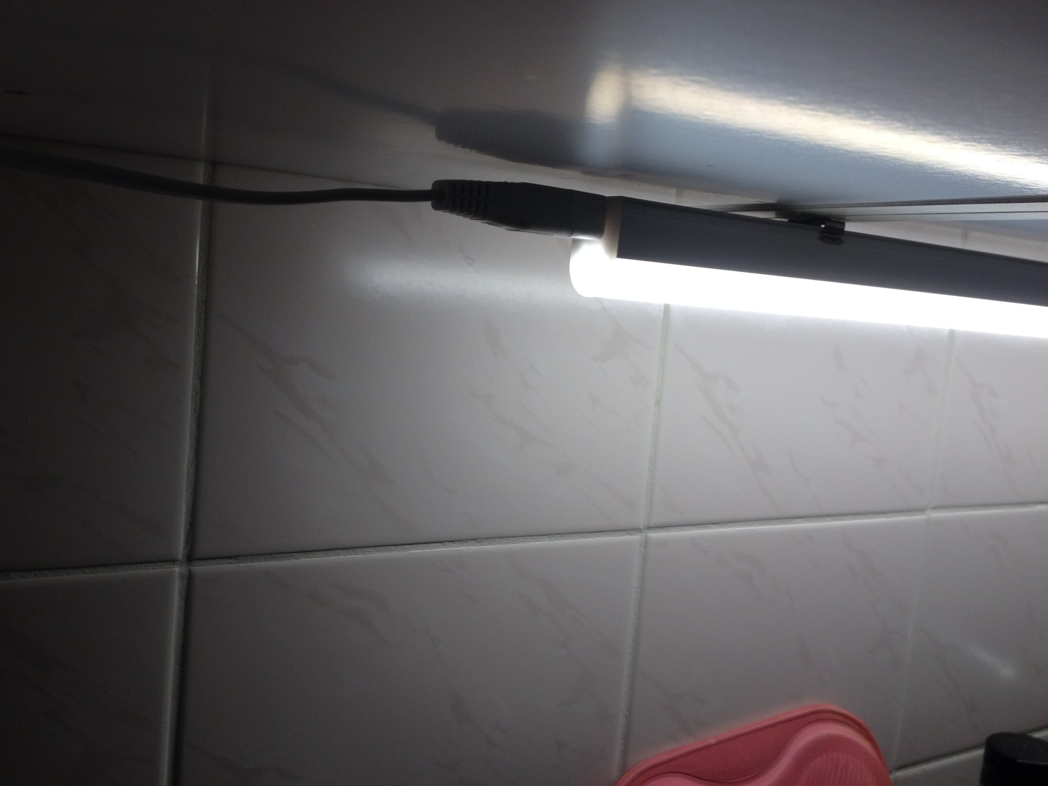 handyman brno - Installation of an elegant light fixture above the kitchen counter