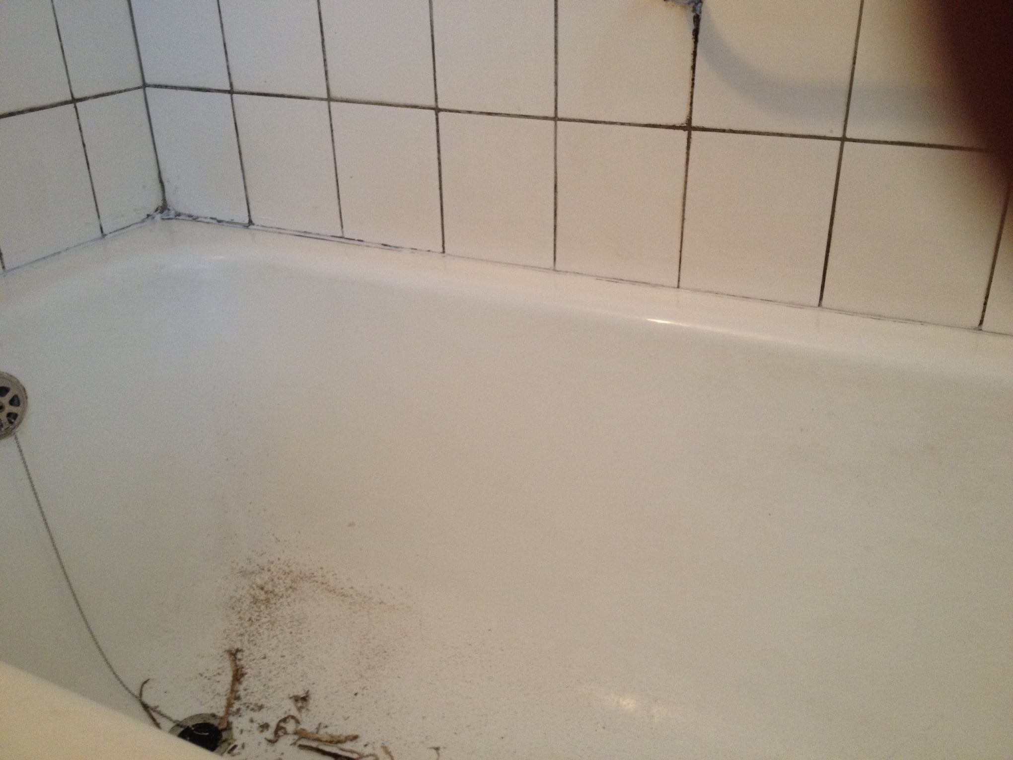handyman brno - the sealing process between the bathtub and tiles using silicone